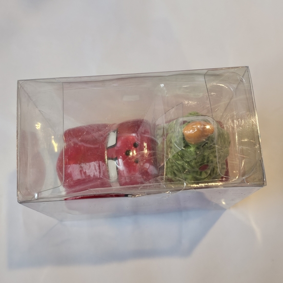 Red Truck and Tree Salt and Pepper Shakers - Picture 9 of 11